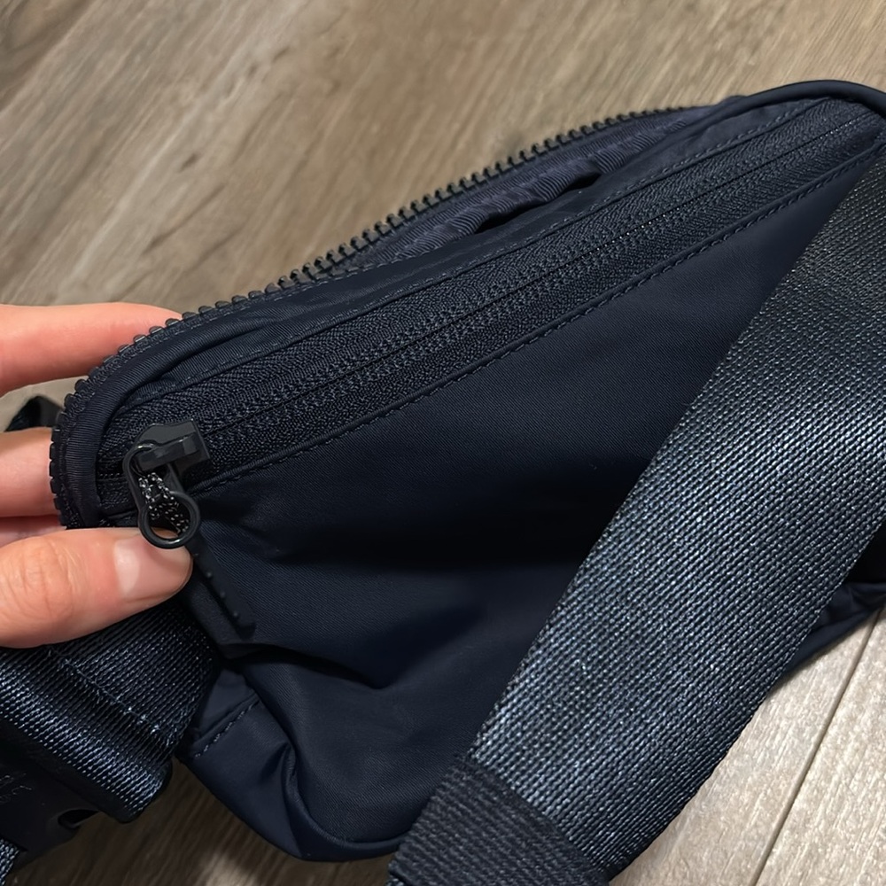 Lululemon Everywhere Belt Bag in True Navy 1L - Picture 5 of 5